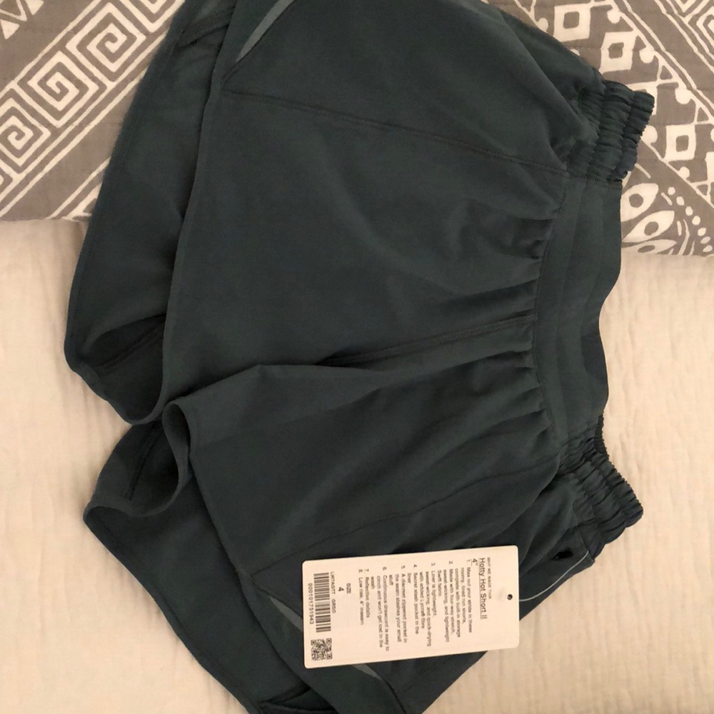 lulu lemon hotty hot shorts size 4, length 4 inch